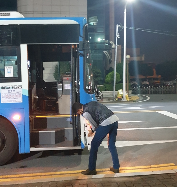 지난달 31일 저녁 마산중부경찰서 정문 앞에서 시내버스가 임시운행하고 있던 관광버스를 피하다 범퍼가 크게 파손돼 멈춰섰다.