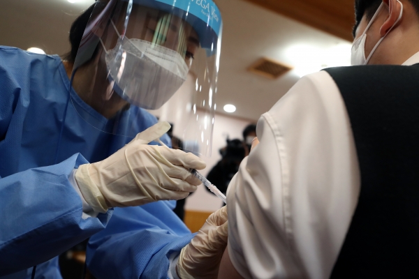 백신접종 모의훈련을 하고 있는 의료진들.  연합뉴스