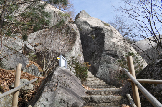 마애삼존불 계단